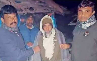 बैसा: बैसा में विधवा, निसहाय एवं जरूरतमंदों के बीच प्रमुख शमीम अख्तर उर्फ लाल बाबू एवं बीडीओ ने किया कंबल का वितरण