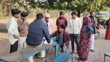 लिधौरा: सड़क किनारे पेड़ काटने से हादसा, पेड़ गिरने से बाइक सवार पत्नी और बच्चे घायल