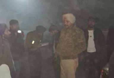 ਹੁਸ਼ਿਆਰਪੁਰ: ਹਾਈਵੇ ਤੇ ਕਾਰ ਨੂੰ ਟੱਕਰ ਮਾਰ ਕੇ ਫਰਾਰ ਹੋਏ ਟਰੱਕ ਚਾਲਕ ਨੂੰ ਚੌਲਾਂਗ ਟੋਲ ਪਲਾਜ਼ਾ ਤੇ ਸੜਕ ਸੁਰੱਖਿਆ ਫੋਰਸ ਦੀ ਟੀਮ ਨੇ ਕੀਤਾ ਕਾਬੂ