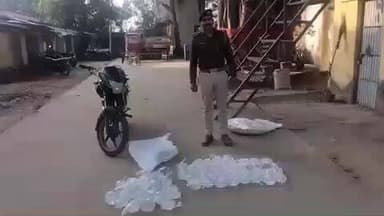 टेटिया बम्बर: छाता चौक के पास पुलिस की बड़ी कार्रवाई, 32.5 लीटर महुआ शराब बरामद, चोरी की बाइक जब्त