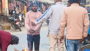 भीकनगांव: क्षेत्र में ठंडक बढ़ने से लोग अलाव जला रहे हैं, सड़कों पर पसरा सन्नाटा