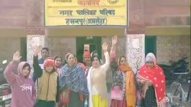 हसनपुर: हसनपुर नगर में बदहाल सड़कों को लेकर महिलाओं का फूटा गुस्सा, पालिका के खिलाफ किया प्रदर्शन