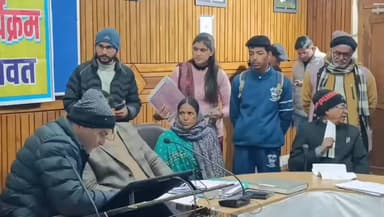 चम्पावत: चंपावत में जनता मिलन दरबार में डीएम ने 140 शिकायतें सुनकर किया उनका निदान