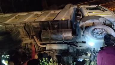 গৰৈমাৰী: বৰভিঠাত ভয়ংকৰ দূৰ্ঘটনা মথাউৰিৰ দাতিৰ কাষত থকা ঘৰৰ ওপৰত পৰে ডাম্পাৰ