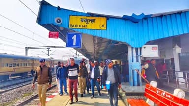 बैरिया: मंडल रेल प्रबंधक वाराणसी ने बकुल्हां रेलवे स्टेशन का निरीक्षण किया, अधीनस्थों को दिए निर्देश