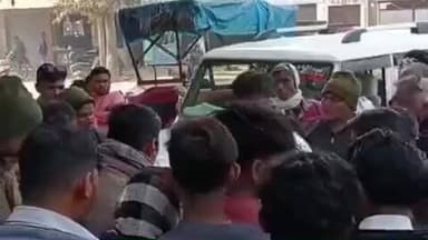 कायमगंज: नवाबगंज बबना तिराहा पर बाइक सवार को बचाने में कार अनियंत्रित होकर एक मकान के गेट में घुसी