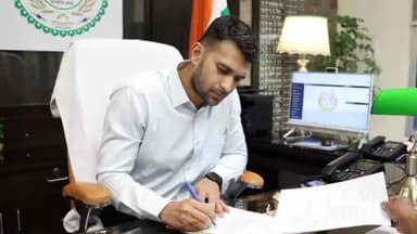 रायगढ़: धनागर पेट्रोल पंप के पास दो कारों के बीच हुई जबरदस्त भिड़ंत, रायगढ़ कलेक्टर मयंक चतुर्वेदी के पिता हुए घायल