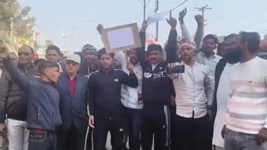 करैरा : कांग्रेस जिलाध्यक्ष मोहित अग्रवाल को काले झंडे दिखाने के प्रयास के दौरान क्षेत्र में कुछ समय के लिए तनावपूर्ण.