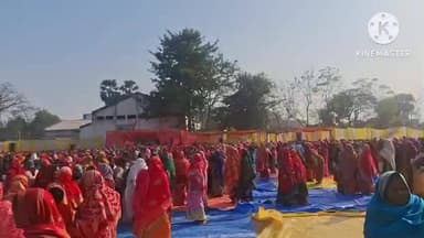 आंदर: आंदर प्रखंड मुख्यालय के खेल मैदान में शिव चर्चा सुनने के लिए उमड़ी महिला श्रद्धालुओं की भीड़