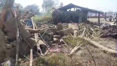 पत्थलगांव: पत्थलगांव वन परिक्षेत्र में दो अलग-अलग गांवों में एक हाथी ने 3 घरों को तोड़ा