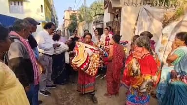 चाईबासा: चाईबासा मथुरासिनी सेवा समिति ने जरूरतमंद लोगों के बीच कंबल वितरित किए