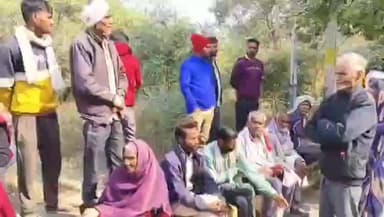 महोबा: काकुन गांव में वर्षों पुराने मकानों पर संकट, श्मशान भूमि बताकर गिराने का नोटिस, डीएम से की गुहार