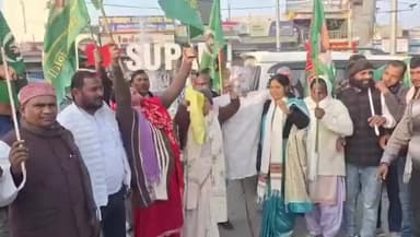 सुपौल: बिहार की महिलाओं पर अभद्र टिप्पणी के विरोध में राजद महिला प्रकोष्ठ का सदर बाजार में पुतला दहन व प्रदर्शन