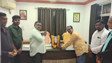 વાલિયા: વાલિયા યુવા ભાજપ દ્વારા તાલુકા પંચાયત કચેરી ખાતે સ્વામી વિવેકાનંદની જન્મ જયંતિની ઉજવણી કરવામાં આવી હતી.