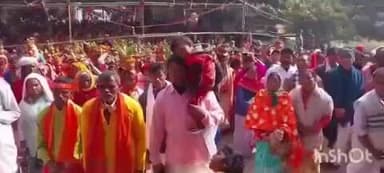 बौंसी: मकर संक्रांति को लेकर मंदार की तराई में जुटे सफ़ा धर्मलांबी, माथे पर कलश लेकर मंदिर में की पूजा अर्चना