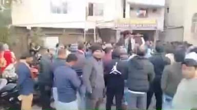 বারাসত ২: শাসন এলাকায় ফ্লাগ টাঙানো ও ছিঁড়ে ফেলা ঘিরে উত্তেজনা,ISF থানায় ডেপুটেশন দিতে এলে থানার বাইর ঘেরাও বিক্ষোভ তৃণমূলের