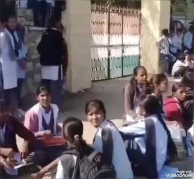 जालौर: सरकारी स्कूल के गेट पर छात्रों ने ताला लगाकर किया विरोध प्रदर्शन