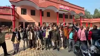 नानपारा: नानपारा तहसील में ग्रामीणों ने निजी विद्यालय में लगे पेड़ों की कटाई को लेकर किया प्रदर्शन, एसडीएम से कार्रवाई की मांग