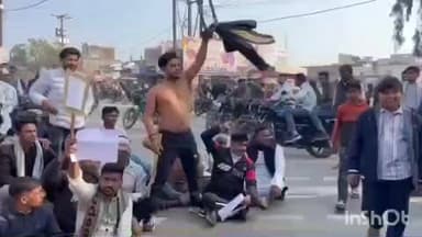 करेरा: करैरा में कांग्रेस जिलाध्यक्ष का नाराज कार्यकर्ताओं और लोधी समाज के युवाओं ने काले झंडे दिखाकर किया विरोध