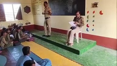 ದೇವರಹಿಪ್ಪರಗಿ: ರಸ್ತೆ ಸುರಕ್ಷತಾ ಸಪ್ತಾಹ ಅಂಗವಾಗಿ ಪಟ್ಟಣದಲ್ಲಿ ವಿದ್ಯಾರ್ಥಿಗಳಿಗೆ ಸಂಚಾರಿ ನಿಯಮಗಳ ಕುರಿತು ಜಾಗೃತಿ ಮೂಡಿಸಿದ ಪೊಲೀಸರು