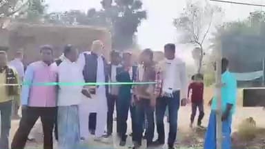 ইলামবাজার: ইলামবাজার ব্লকের বাতিকার অঞ্চলের নবগ্রাম ৬নং বুথে মন্ত্রীর চন্দ্রনাথ সিনহা ফিতে কেটে নতুন রাস্তার শুভ উদ্বোধন করেন