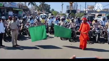 ಬಸವನ ಬಾಗೇವಾಡಿ: ಪಟ್ಟಣದಲ್ಲಿ ರಸ್ತೆ ಸುರಕ್ಷತೆ ಜಾಗೃತಿ ಜಾಥಾಕ್ಕೆ ಚಾಲನೆ ನೀಡಿದ ವಿರಕ್ತ ಮಠದ ಸಿದ್ದಲಿಂಗ ಶ್ರೀ