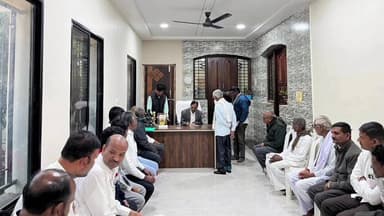 सडक अर्जुनी: सडक अर्जुनी येथील निवासस्थानी माजी मंत्री तथा आमदार राजकुमार बडोले यांनी नागरिकांच्या भेटी घेऊन जाणून घेतल्या समस्या