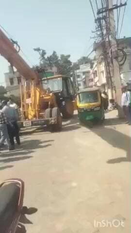 କଟକ ପୌରାଞ୍ଚଳ: କଟକ ସୂତାହାଟ ଅଞ୍ଚଳରେ ପୋଖରୀରେ ବୁଡ଼ିଲା ବିଦ୍ୟୁତ୍ ବିଭାଗ ଗାଡ଼ି