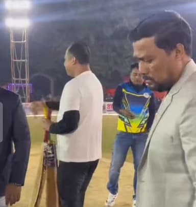 পলাশবাৰী: মিৰ্জা জামৰতল খেলপথাৰত আয়োজিত ত্ৰয়োদশ সংখ্যক Exposure Cup Cricket Tournament-ত উপস্থিত থাকে বিধায়ক হেমাংগ ঠাকুৰীয়া