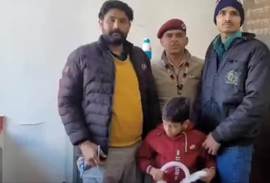 स्वारघाट: नैना देवी मंदिर परिसर में तैनात सुरक्षा कर्मियों की तत्परता से पिता से मिला बिछड़ा बच्चा