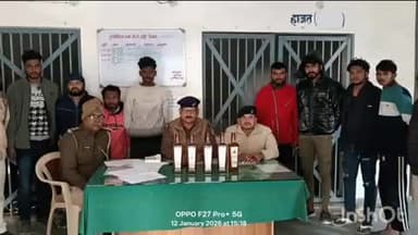 तुरकौलिया: तुरकौलिया में सोमवार को शराब पार्टी करते 8 लोगों को विदेशी शराब के साथ गिरफ्तार कर न्यायिक हिरासत में भेजा गया