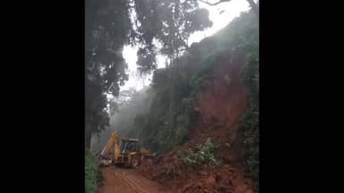 குன்னூர்: குன்னூர் மேட்டுப்பாளையம் தேசிய நெடுஞ்சாலை காந்திபுரம் அருகே மண் சரிவு