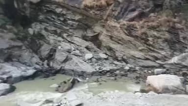 जोशीमठ: हेलंग मारवाड़ी मोटर मार्ग पर ब्लास्टिंग का मलबा अलकनंदा नदी में डाला जा रहा, लोगों में आक्रोश