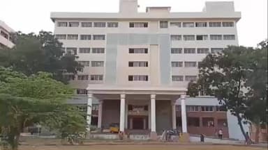 ஈரோடு: ஆட்சியர் அலுவலகத்தில் கரும்பு லாரி ஏற்றும் லாரி உரிமையாளர்களின் வாழ்வாதாரம் பாதிக்கப்படுவதாக கூறி ஆட்சியரிடம் மனு