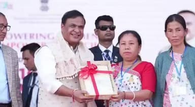 ডিফু: কাৰ্বি আংলং জিলাৰ ডকমকাত উপস্থিত মুখ্যমন্ত্ৰী ড০ হিমন্ত বিশ্ব শৰ্মা ,৩৩ হাজাৰৰো অধিক মহিলাক বিতৰণ কৰে চেক