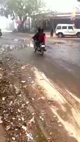 मेजा: डोरवा चौराहे पर टूटी पाइपलाइन से सड़क पर जलजमाव, यातायात बाधित, दुर्घटनाओं का खतरा