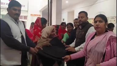 पुवायां: पुवायां सीएचसी में भाजपा नगर इकाई ने किया कंबल, दूध और बिस्किट का वितरण