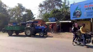 मंडला: मंडला-जबलपुर मुख्य मार्ग पर अतिक्रमण हटाने की कार्रवाई, कब्जाधारियों ने भी किया सहयोग