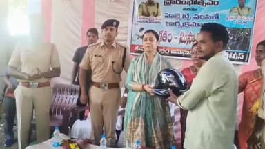 అసిఫాబాద్: అనార్పల్లి గ్రామంలో హెల్మెంట్లు పంపిణీ చేసిన ఆసిఫాబాద్ జిల్లా ఎస్పీ నితిక పంత్
