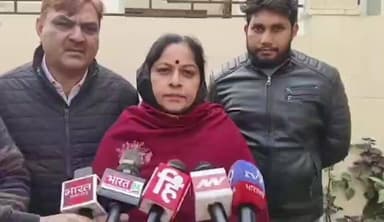 मुरादाबाद: सपा सांसद रुचि वीरा ने कहा, डॉ एसटी हसन ने वोटों की डकैती डालने वालों को बुलाया दावत में