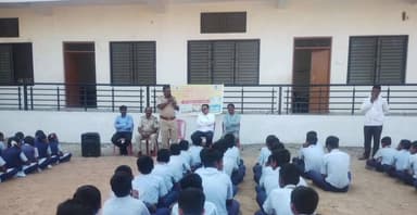 ರಬಕವಿ-ಬನಹಟ್ಟಿ: ನಗರದಲ್ಲಿ ಬನಹಟ್ಟಿ ಪೊಲೀಸರಿಂದ ವಿವಿಧ ಕಾನೂನುಗಳ ಕುರಿತು ಜಾಗೃತಿ