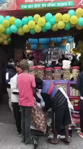 समस्तीपुर: मकर संक्रांति पर जिला परिषद स्थित तिलकुट की दुकान में उमड़ी ग्राहकों की भीड़