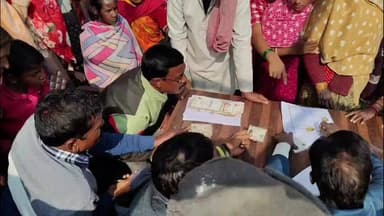 जमुआ: सिहोडीह: वार्ड 11 के पार्षद अशोक राम ने ठंड में गरीबों को 650 कंबल बांटे