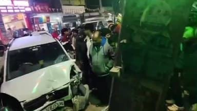 अरेराज: अरेराज मुख्य चौक के समीप मंदिर रोड में एक कार चालक ने पोल से मारी टक्कर
