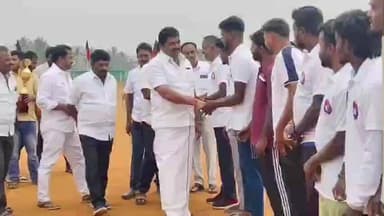 சூளகிரி: செம்பரசனப்பள்ளியில் திமுக சார்பில் நடத்தப்பட்ட மாவட்ட அளவிலான கிரிக்கெட் போட்டிகள்: வெற்றி பெற்றவர்களுக்கு எம்எல்ஏ பிரகாஷ் பரிசளிப்பு