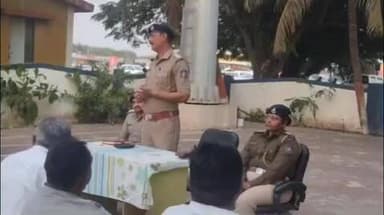 પ્રભાસપાટણ પોલીસ સ્ટેશન ખાતે PI દ્રારા શાંતી સલામતીની મિટીંગ બાદ મુખ્યબજારમા ફૂટ પેટ્રોલીંગ હાથ ધરાયુ pi એ આપી માહીતી