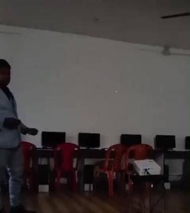 अरेराज: अरेराज प्रखंड के लौरिया में उषा इंस्टिट्यूट में राष्ट्रीय एआई साक्षरता अभियान के तहत कार्यक्रम का आयोजन हुआ