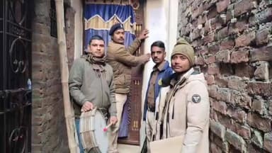 जाले: कमतौल थाना कांड संख्या 194/25: फरार अभियुक्तों के घर इश्तिहार चिपकाया, डुगडुगी बजाकर मुनादी की गई