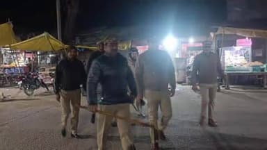 अलीगंज: अलीगंज पुलिस ने कस्बे में चलाया पैदल गश्त अभियान, कई संदिग्धों की ली गई जामातलाशी