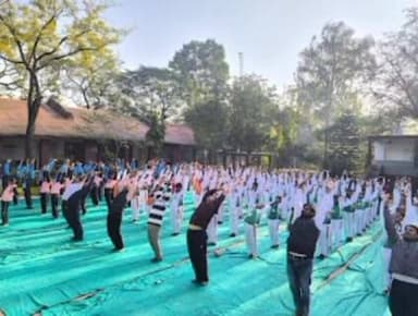 अलीराजपुर: चंद्रशेखर आजाद नगर के उत्कृष्ट विद्यालय में स्वामी विवेकानंद की 163वीं जयंती पर सूर्य नमस्कार का आयोजन